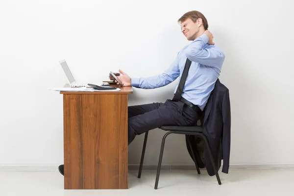 Affärsman använder dator lider av ont i halsen — Stockfoto