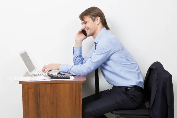 Happy affärsman på telefon i office — Stockfoto