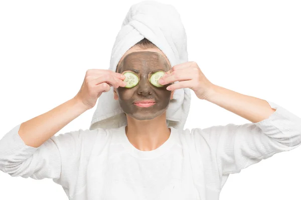 Jonge mooie vrouw in masker voor het gezicht. therapeutische zwarte klei. Spa-behandeling. — Stockfoto