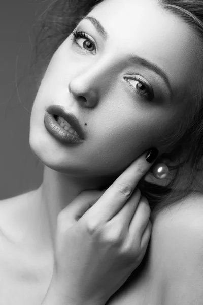 Femme en noir et blanc. boucles d'oreilles perle — Photo