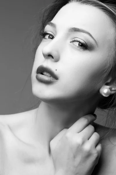 Woman in Black and White. pearl earrings — Stock Photo, Image