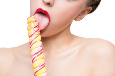 Kadının yakın çekim çekim lolipop ile parlak kırmızı dudaklar ağız. oral seks simülasyon