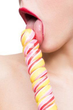 Kadının yakın çekim çekim lolipop ile parlak kırmızı dudaklar ağız. oral seks simülasyon