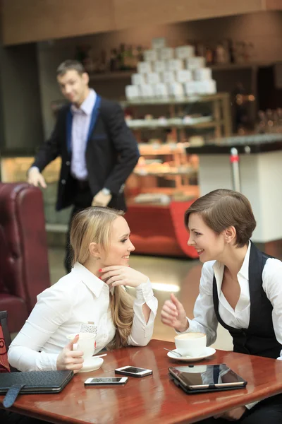 Due amiche dello staff dell'ufficio. in un bar durante un pranzo di lavoro. Donna felice segreta — Foto Stock