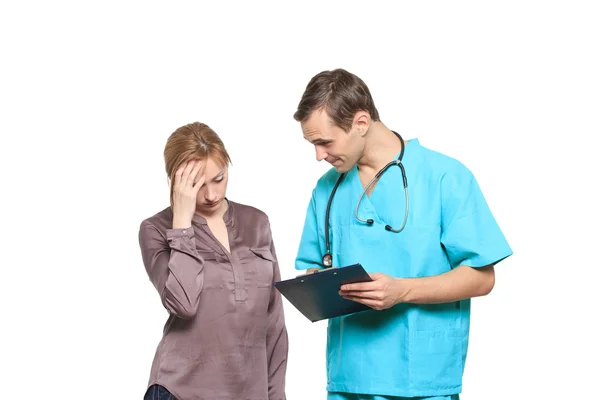 Erkek doktor üzgün kadın hasta sorguluyor. İzole beyaz arka plan — Stok fotoğraf