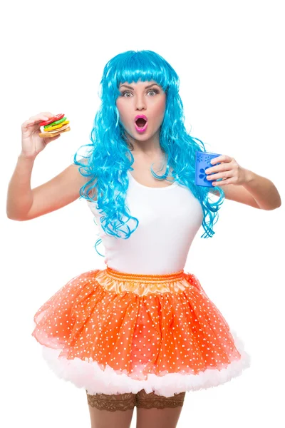 Boneca menina com cabelo azul. plástico comendo uma sanduíche. fome — Fotografia de Stock