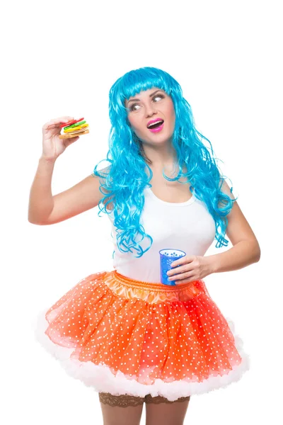 Mladá dívka panenku s modrými vlasy. plastové jíst sendviče. hlad — Stock fotografie