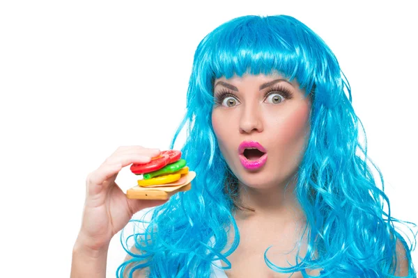 Νεαρό κορίτσι κούκλα με τα μπλε μαλλιά. πλαστικό τρώει ένα σάντουιτς. πείνα — Φωτογραφία Αρχείου