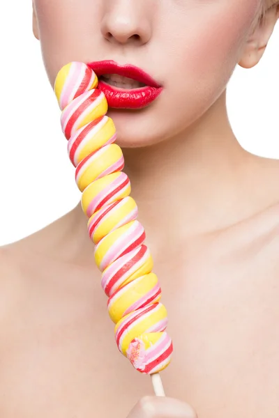 Närbild skott av kvinnans mun ljusa röda läppar med lollipop. avsugning simulering — Stockfoto