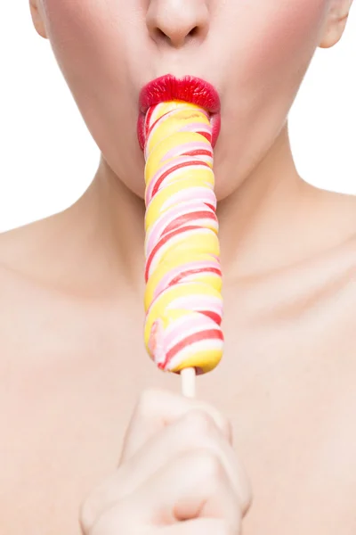 Närbild skott av kvinnans mun ljusa röda läppar med lollipop. avsugning simulering — Stockfoto