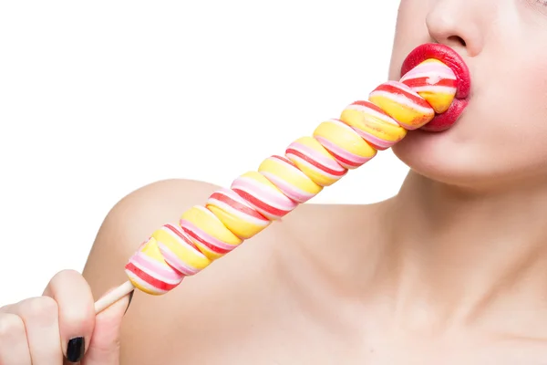 Kadının yakın çekim çekim lolipop ile parlak kırmızı dudaklar ağız. oral seks simülasyon — Stok fotoğraf