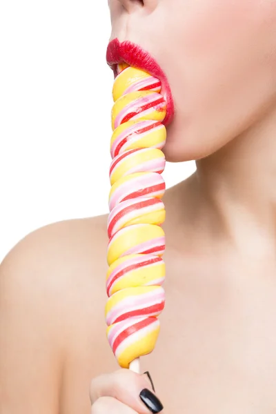 Nahaufnahme von Frauenmund mit knallroten Lippen und Lutscher. Blowjob-Simulation — Stockfoto