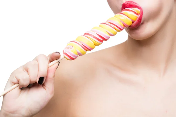Närbild skott av kvinnans mun ljusa röda läppar med lollipop. avsugning simulering — Stockfoto
