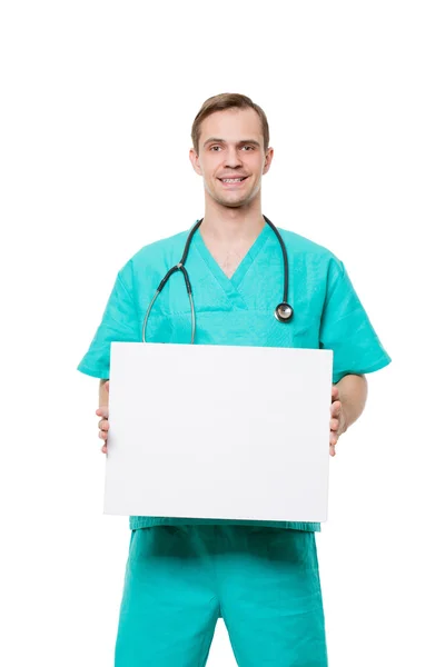 Médico sorrindo segurando cartão em branco isolado no fundo branco — Fotografia de Stock