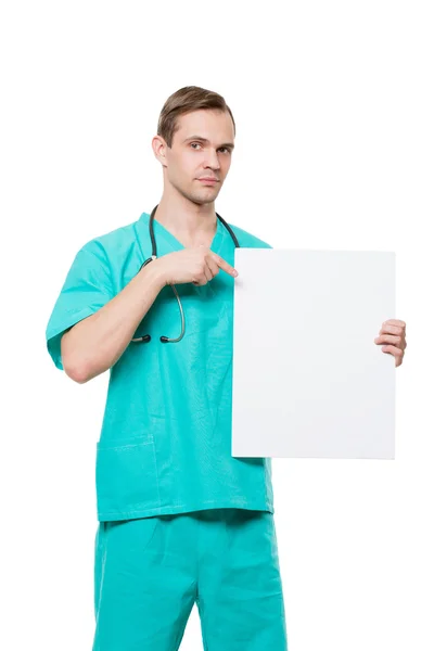 Médico sorrindo segurando cartão em branco isolado no fundo branco — Fotografia de Stock