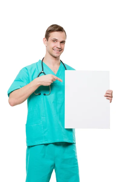 Médico sorrindo segurando cartão em branco isolado no fundo branco — Fotografia de Stock