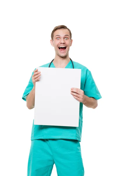 Médico sorrindo segurando cartão em branco isolado no fundo branco — Fotografia de Stock