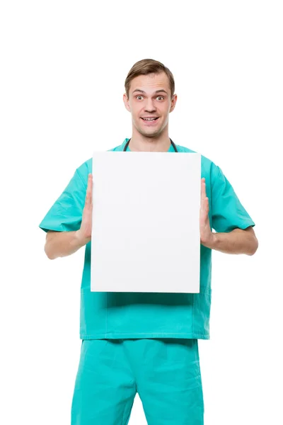 Улыбающийся доктор держит пустую карточку на белом фоне — стоковое фото
