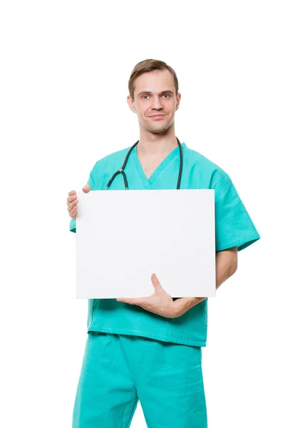 Médico sorrindo segurando cartão em branco isolado no fundo branco — Fotografia de Stock
