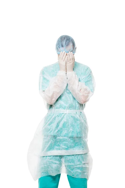 Retrato de cirurgião. rosto coberto com as mãos. triste. isolado em fundo branco — Fotografia de Stock