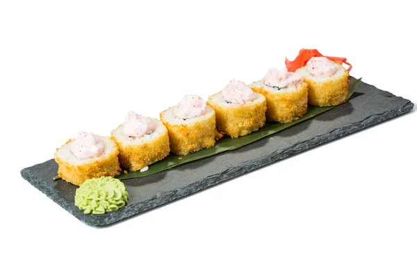 Conjunto de sushi em substrato de ardósia preta, fundo branco isolado — Fotografia de Stock