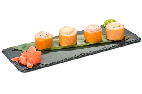 Conjunto de sushi em substrato de ardósia preta, fundo branco isolado — Fotografia de Stock