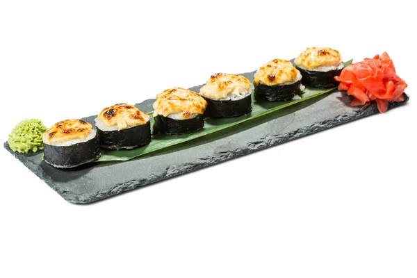 Conjunto de sushi em substrato de ardósia preta, fundo branco isolado — Fotografia de Stock