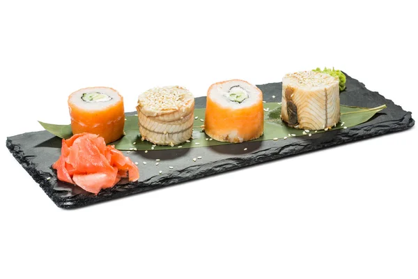 Set sushi op zwarte leisteen substraat, geïsoleerde witte achtergrond — Stockfoto