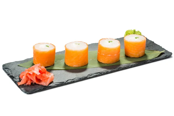 Conjunto de sushi em substrato de ardósia preta, fundo branco isolado — Fotografia de Stock