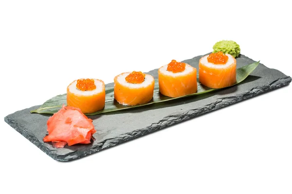 Conjunto de sushi em substrato de ardósia preta, fundo branco isolado — Fotografia de Stock