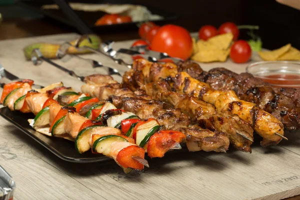 Conjunto shashlik. pincho de kebab, placa rectangular negra. salsa y cebolla — Foto de Stock