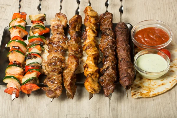 Conjunto shashlik. pincho de kebab, placa rectangular negra. salsa y cebolla — Foto de Stock