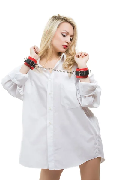 Сексуальна красива блондинка в наручниках в чоловічій сорочці ізольована на білому тлі — стокове фото