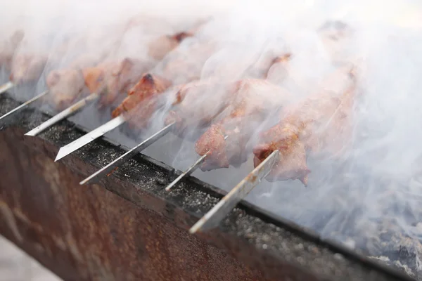 Mariniertes Schaschlik auf dem Grill grillen. Dönerspieße in Ost-, Mittel- und anderen Ländern beliebt. — Stockfoto