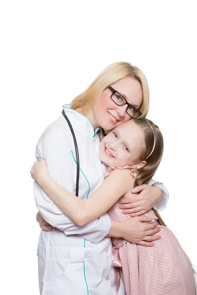 Arts en een lachende meisje patiënt. geïsoleerd op witte achtergrond — Stockfoto