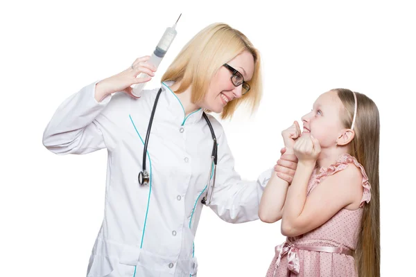 Doctor loco inyectando vacunas a un niño. jeringa enorme. Fondo blanco aislado —  Fotos de Stock
