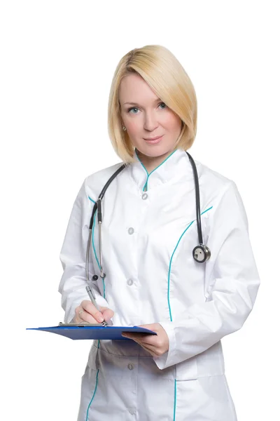Улыбающаяся докторша со стетоскопом. Изолированный на белом фоне — стоковое фото