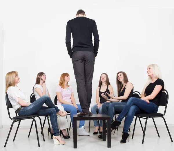 Coach en ondersteuning groep tijdens psychologische therapie. vrouwen op opleiding, kijken naar man dromen — Stockfoto