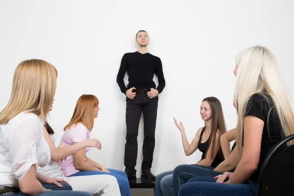 Entrenador y grupo de apoyo durante terapia psicológica. mujeres en la formación, mirando a los sueños del hombre — Foto de Stock