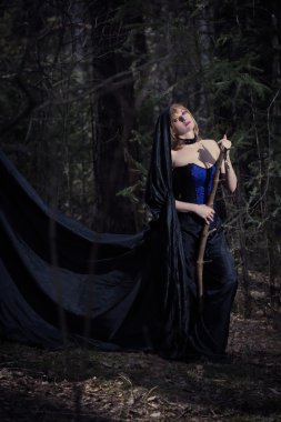 Orman bekçisi karanlık portresi. Fantezi ve Gotik. ormanda cadı