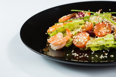 mükemmel yemek karides siyah plaka ile. Deniz ürünleri