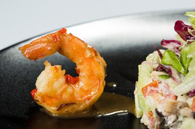 mükemmel yemek karides siyah plaka ile. Deniz ürünleri