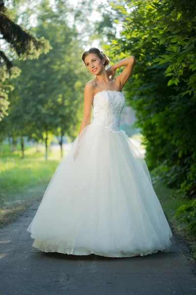 Retrato de una hermosa novia en el parque — Foto de Stock