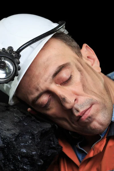 Шахтёр, показывающий кусок угля — стоковое фото