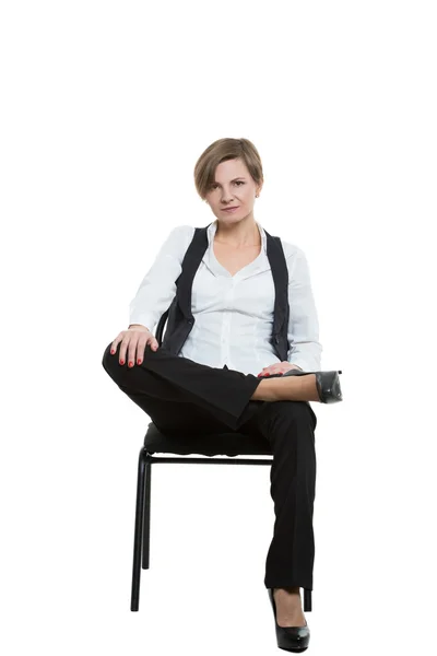 Frau sitzt auf einem Stuhl. Beine gekreuzt, starrer Arm. Fehlanzeige. marktbeherrschende Stellung. isolierter weißer Hintergrund. Körpersprache — Stockfoto