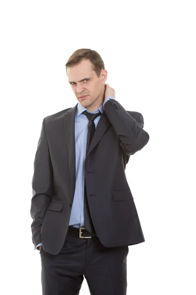 Linguagem corporal. homem vestido terno de negócios isolado no fundo branco. A esfregar-lhe o pescoço. dor, mão no bolso — Fotografia de Stock