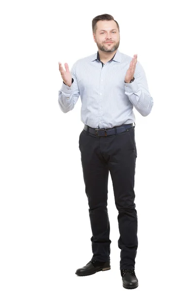 Macho adulto con barba. aislado sobre fondo blanco. postura abierta. pie hacia adelante en él. las palmas abiertas. gesto de buena voluntad y lealtad — Foto de Stock