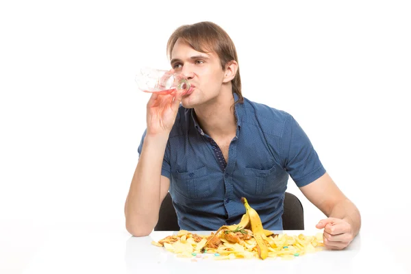 Puta masculina bebiendo refrescos y comiendo patatas fritas. escritorio pozo negro. aislado sobre fondo blanco — Foto de Stock