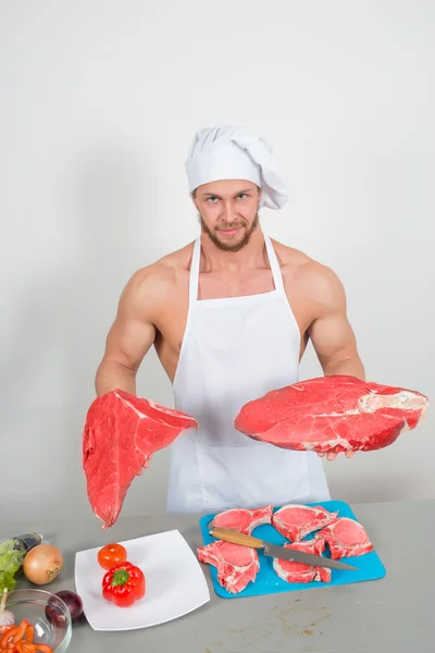 Chef bodybuilder preparing large chunks of raw meat. natural proteins — Stock Photo, Image