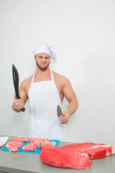 Chef bodybuilder preparing large chunks of raw meat. natural proteins — Stock Photo, Image